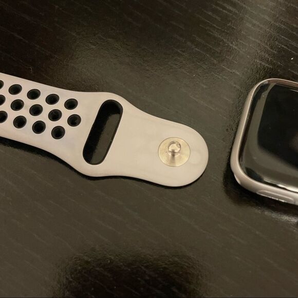 Silver aluminum Nike Apple Watch Series 5 - Picture 6 of 9